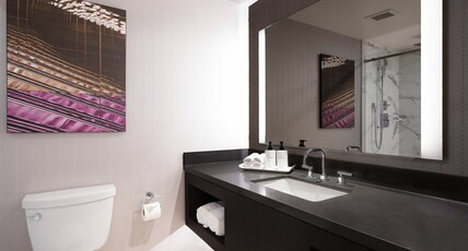 InterContinental TORONTO CENTRE Room Type - 1 King Premium Club Lounge Access