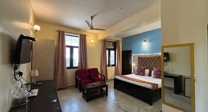 Hotel Neeraj Bhawan - 10 Min Walk To Triveni Ghat Room Type - Deluxe Room