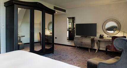 Hilton London Syon Park Room Type - KING DELUXE ROOM