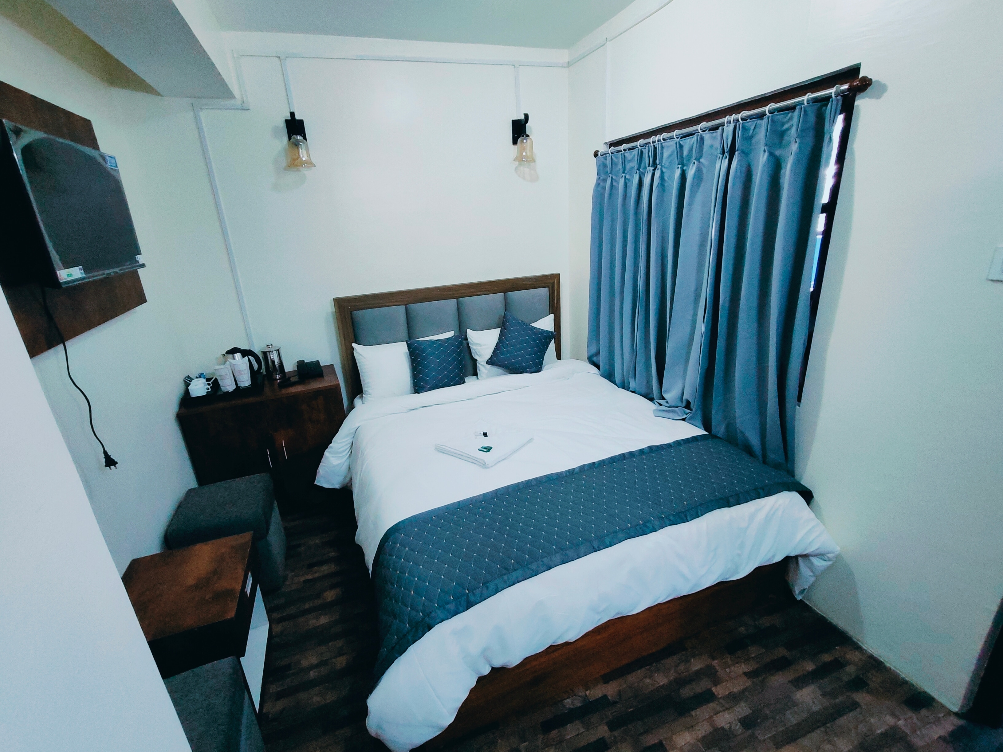 Budda Mitra - Tap to explore photos