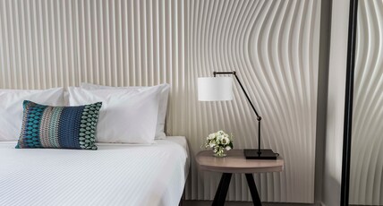 DoubleTree by Hilton Hotel Melbourne - Flinders Street Room Type - QUEEN GUEST ROOM