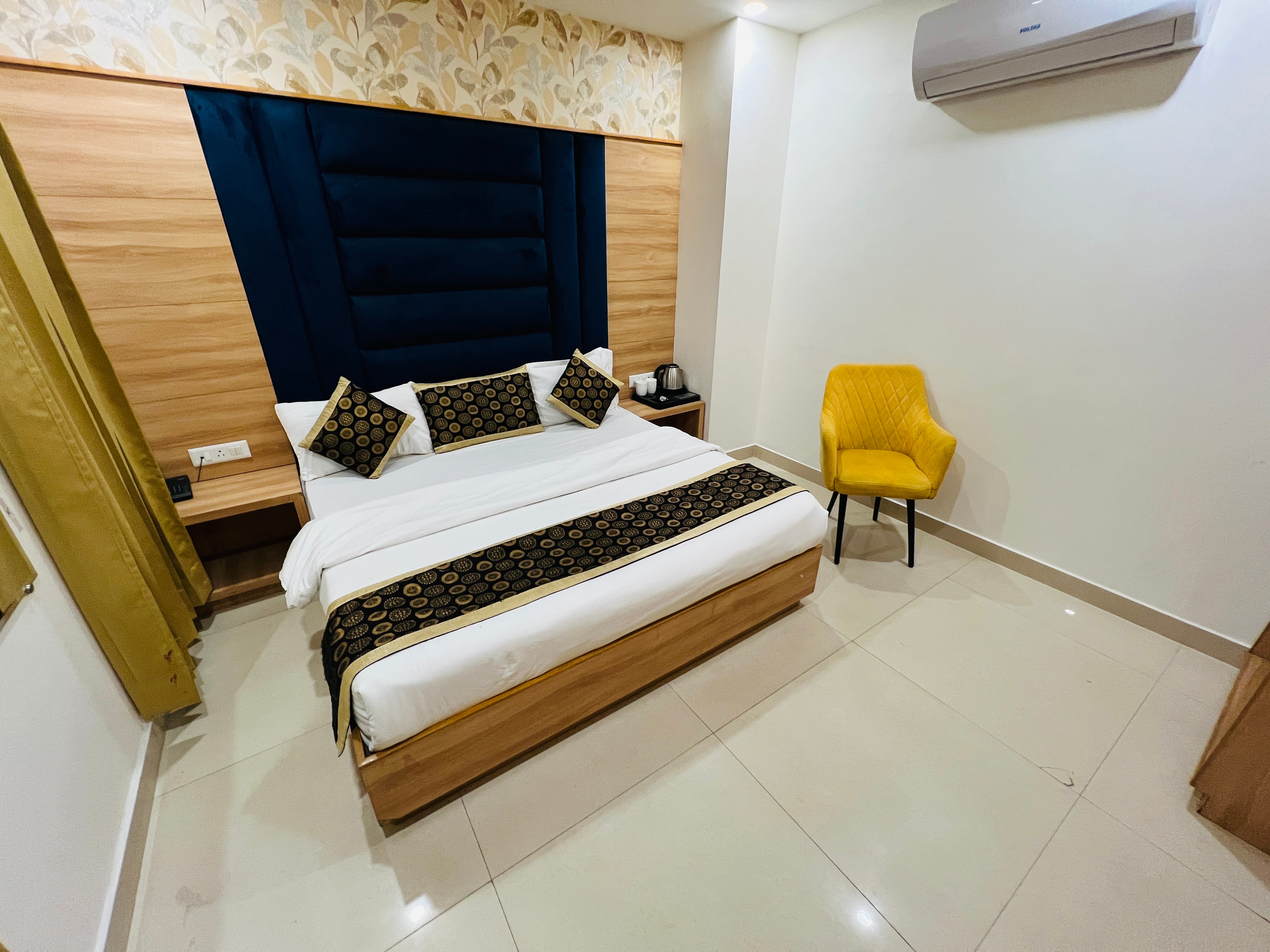 Hotel Diamond Villa & Banquet - Tap to explore photos