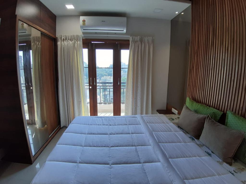 The Penthouze | 4 BHK Service Apartment - Tap to explore photos