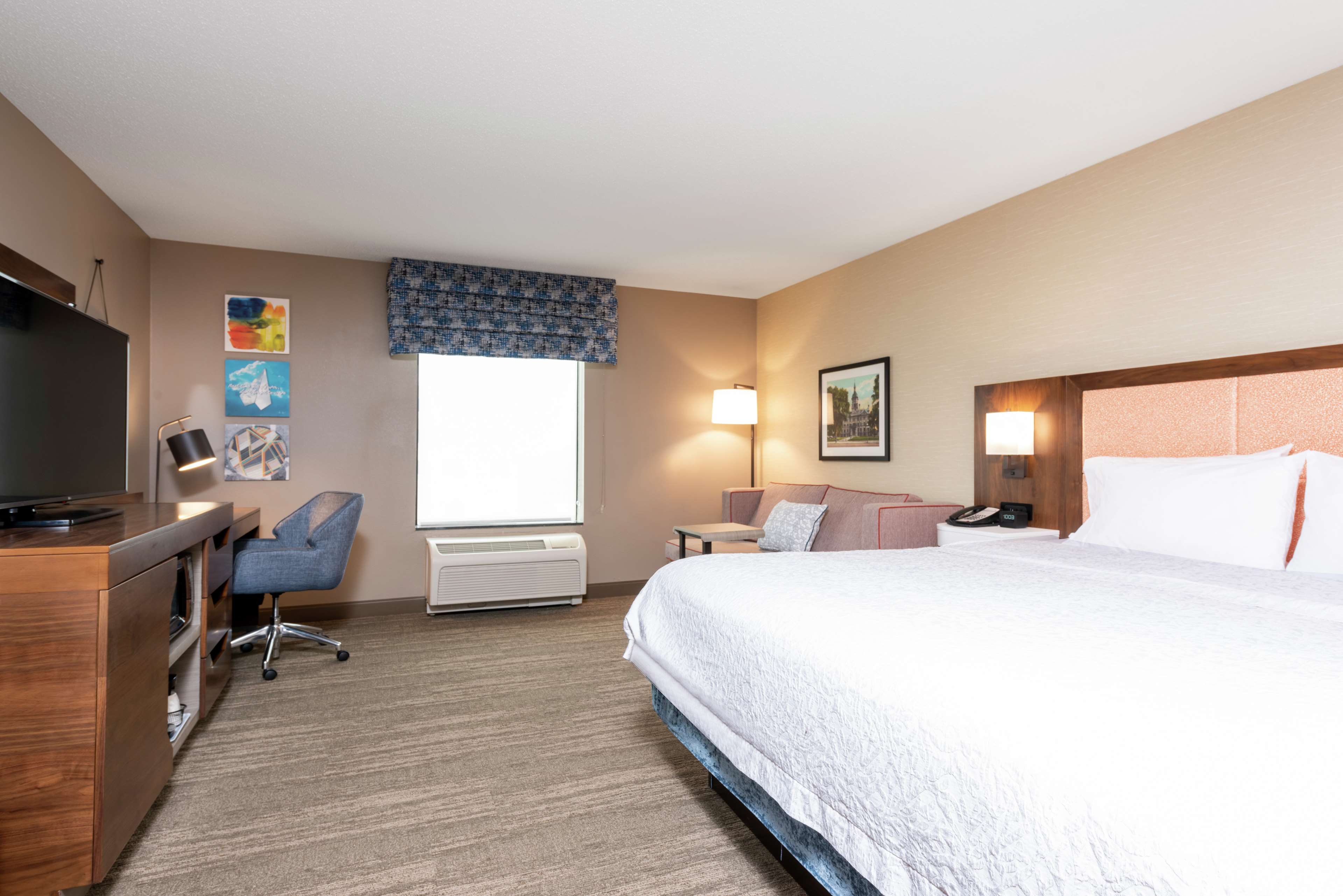 Hampton Inn & Suites by Hilton Marshalltown - Tap to explore photos