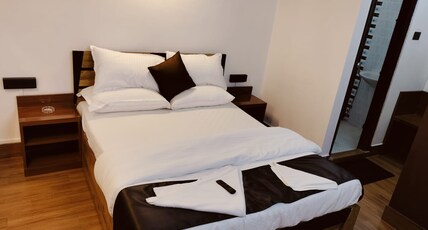 RKS Homestay Room Type - Deluxe Double Room ( 104)