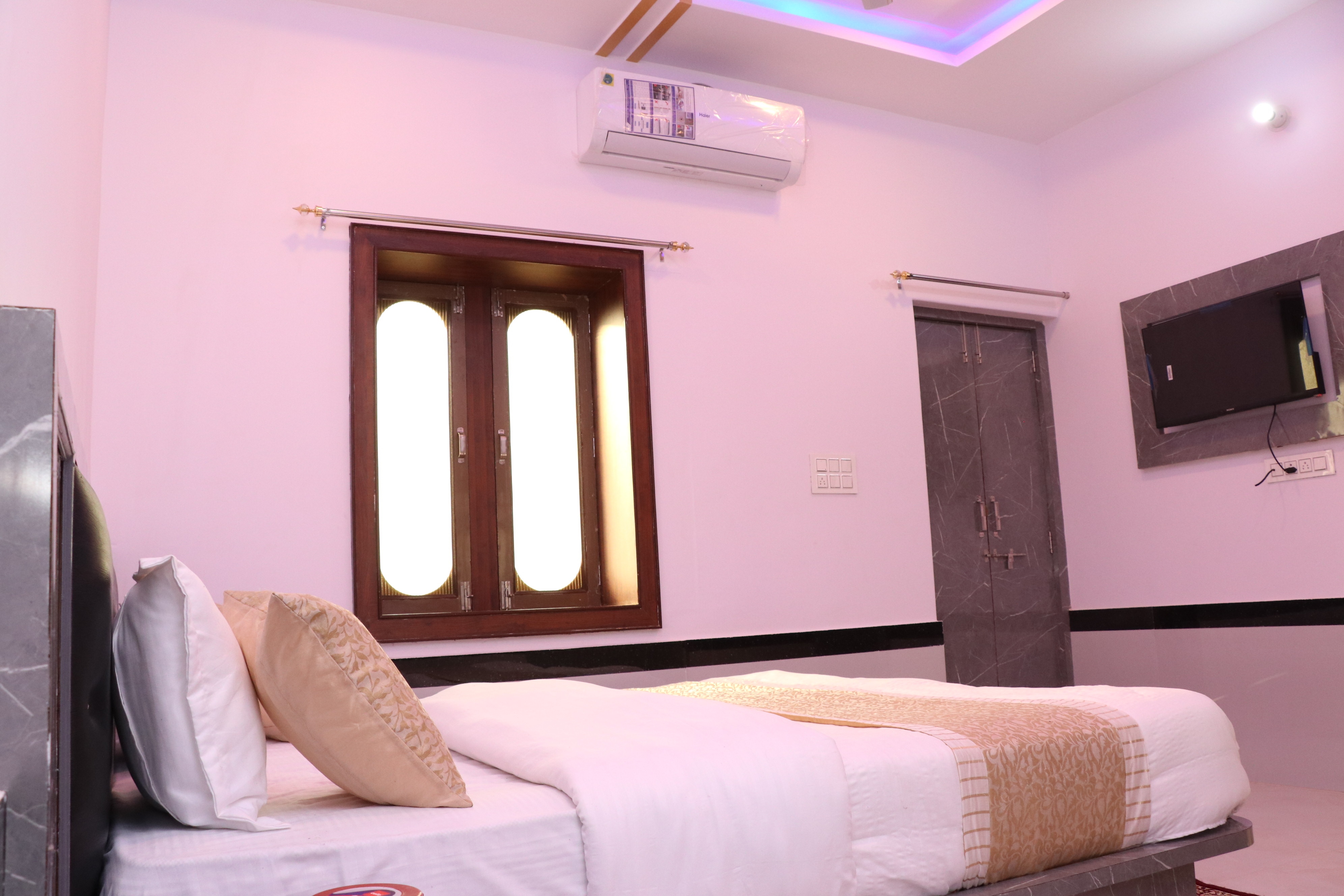 Hotel Shree shakti - Tap to explore photos