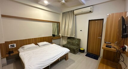 HOTEL PANCHVATIKA & GARDEN RESTAURANT Room Type - AC Deluxe Room