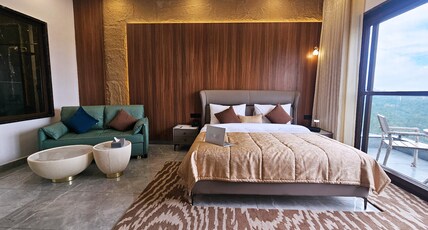 Clarissa Resort Mukteshwar Room Type - Deluxe Horizon Room with Balcony