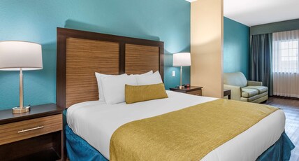 Best Western Plus Galveston Suites Room Type - Accessible - Suite King Bed, Mobility Accessible, Bathtub, Sofabed For One Person, View, Microwave A