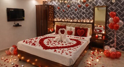 SAROJINI GARDEN HOTEL & RESTAURANT Room Type - DELUXE ROOM