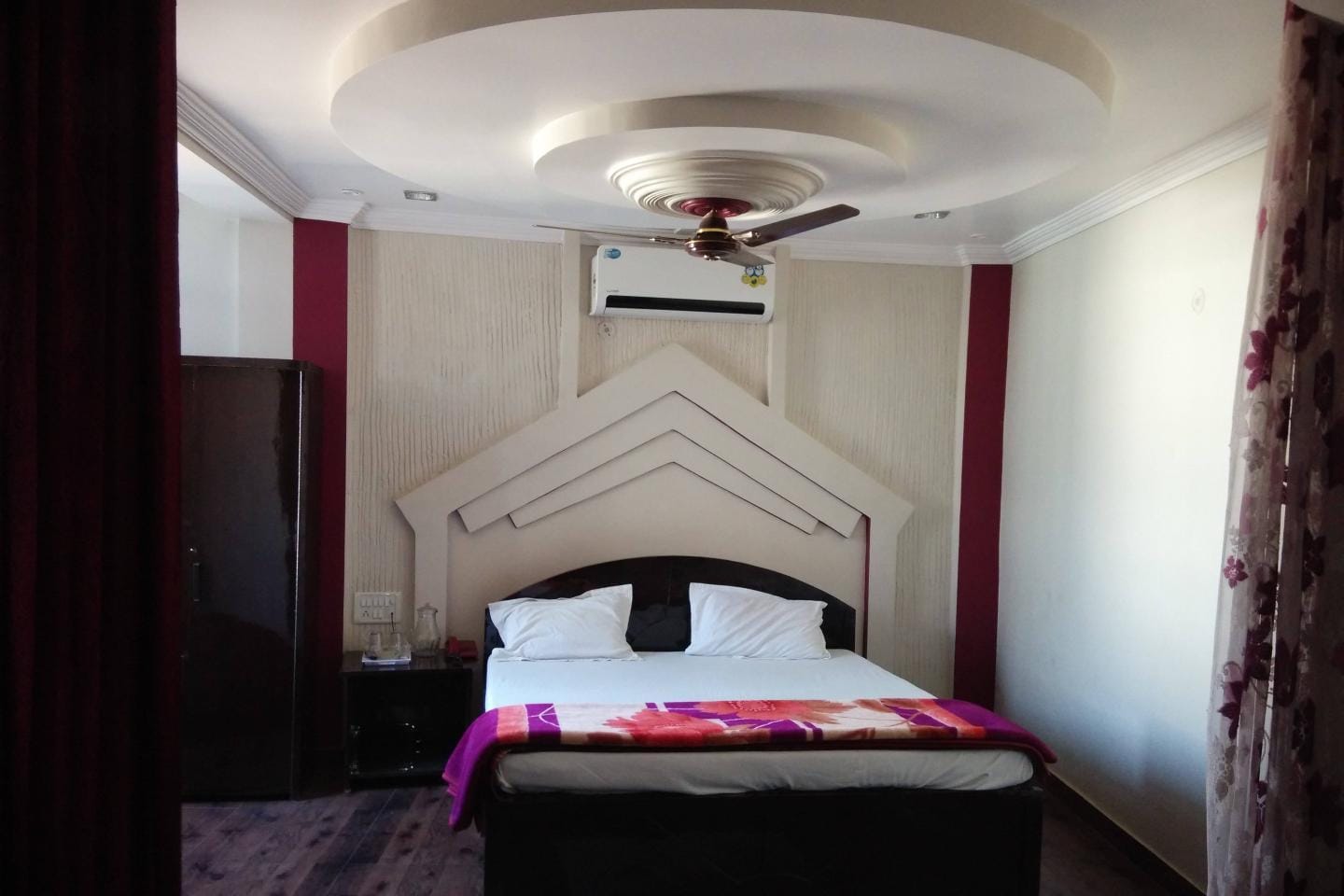Hotel Jain Palace - Tap to explore photos