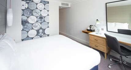 Holiday Inn PETERBOROUGH - WEST Room Type - Standard Room Holiday Inn PETERBOROUGH - WEST Room Type - Standard Room