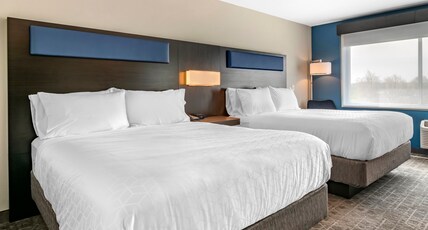 Holiday Inn Express & Suites LANCASTER - MOUNT JOY Room Type - 2 Queen Suite Mobility Accessible Tub