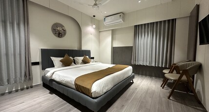 HOTEL BHAVY PALACE Room Type - Deluxe Room King Bed