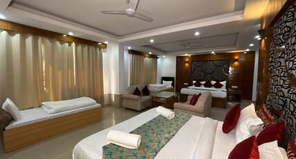 Hotel Raj Mandir Room Type - Platinum 6 Bed Room (Hygienic Super Deluxe Large Family Room For 6 Pax)