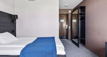 Best Western Hotel Scheele Room Type - 1 Queen Bed, Non-Smoking, Business Room, Free Wireless Internet, Working Area, Flat Screen Televisio Best Western Hotel Scheele Room Type - 1 Queen Bed, Non-Smoking, Business Room, Free Wireless Internet, Working Area, Flat Screen Televisio