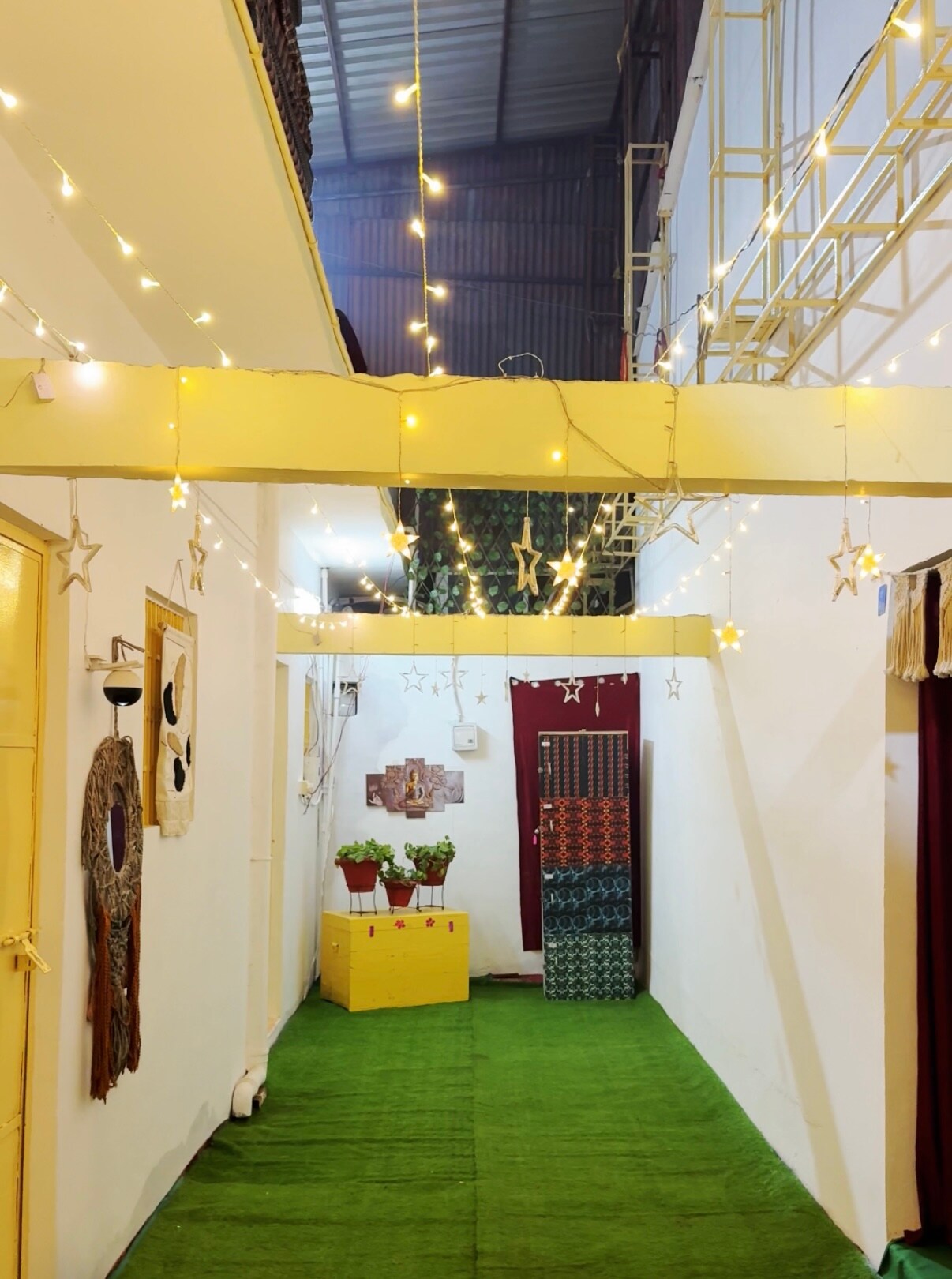 Madho Kutumb Hostel Ganga - Tap to explore photos