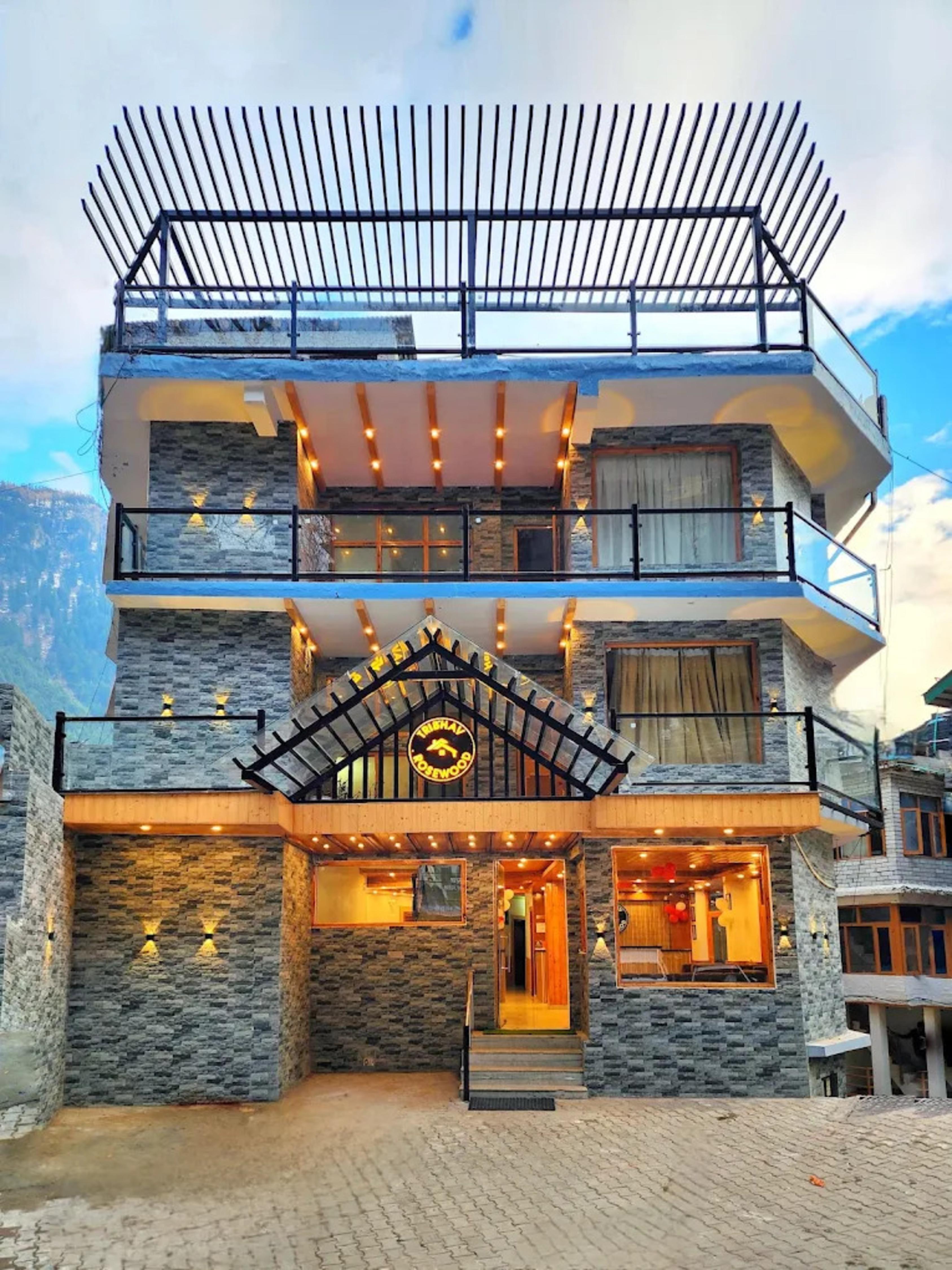 Hotel Rosewood - Near Mall Road - Tap to explore photos