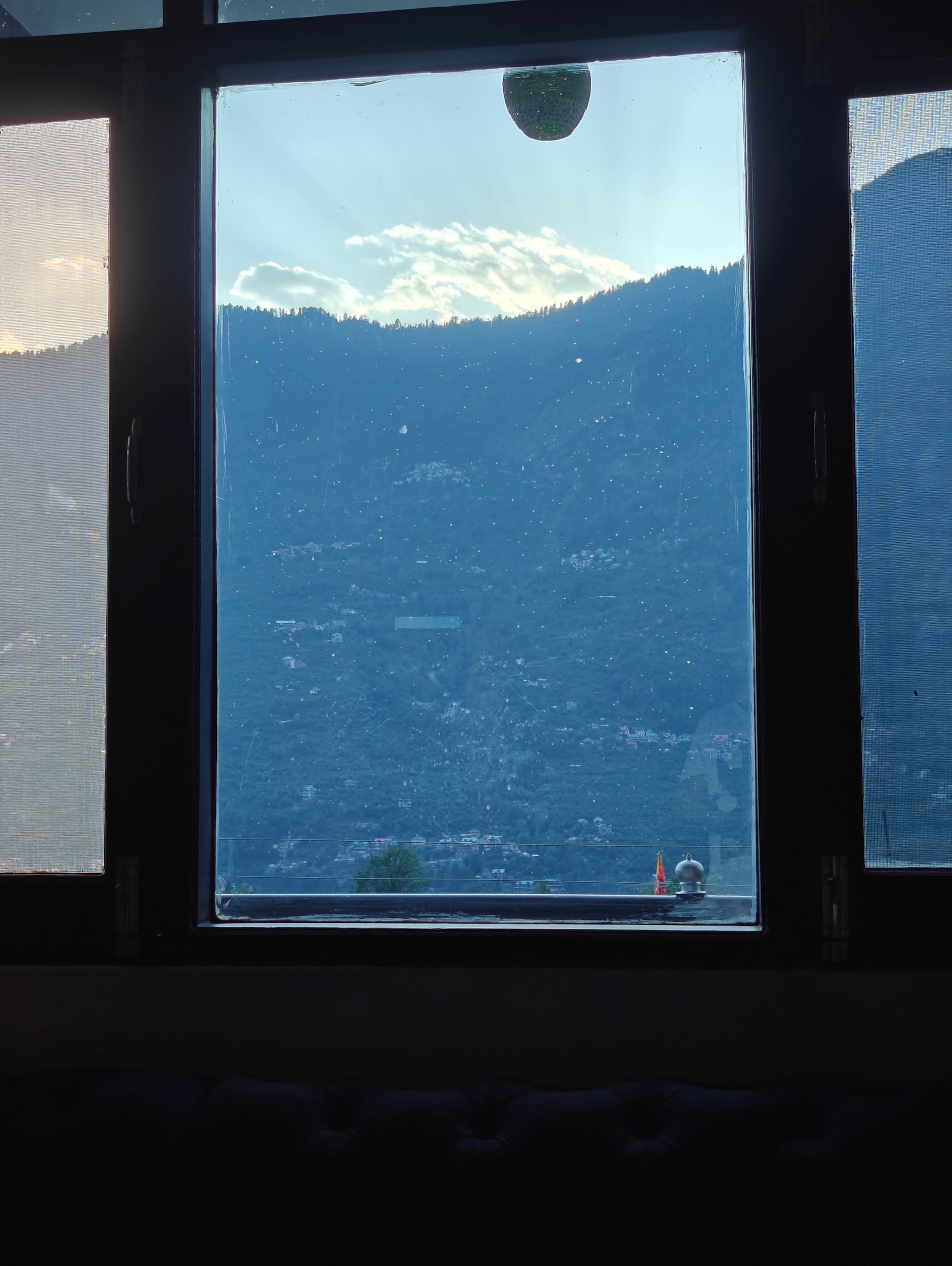 Elegant mountain View Room in Naggar - Tap to explore photos