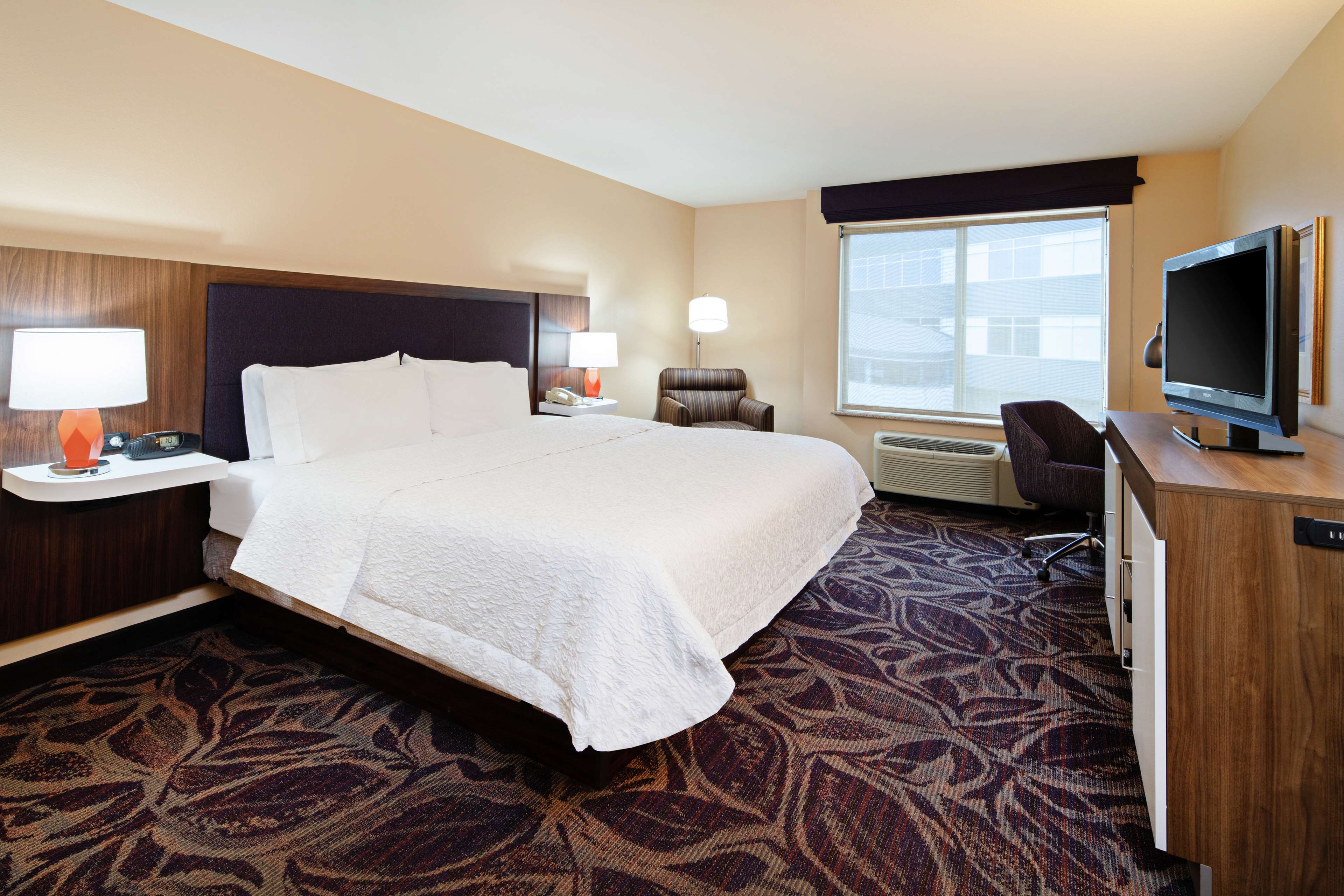 Hampton Inn & Suites by Hilton Bremerton - Tap to explore photos