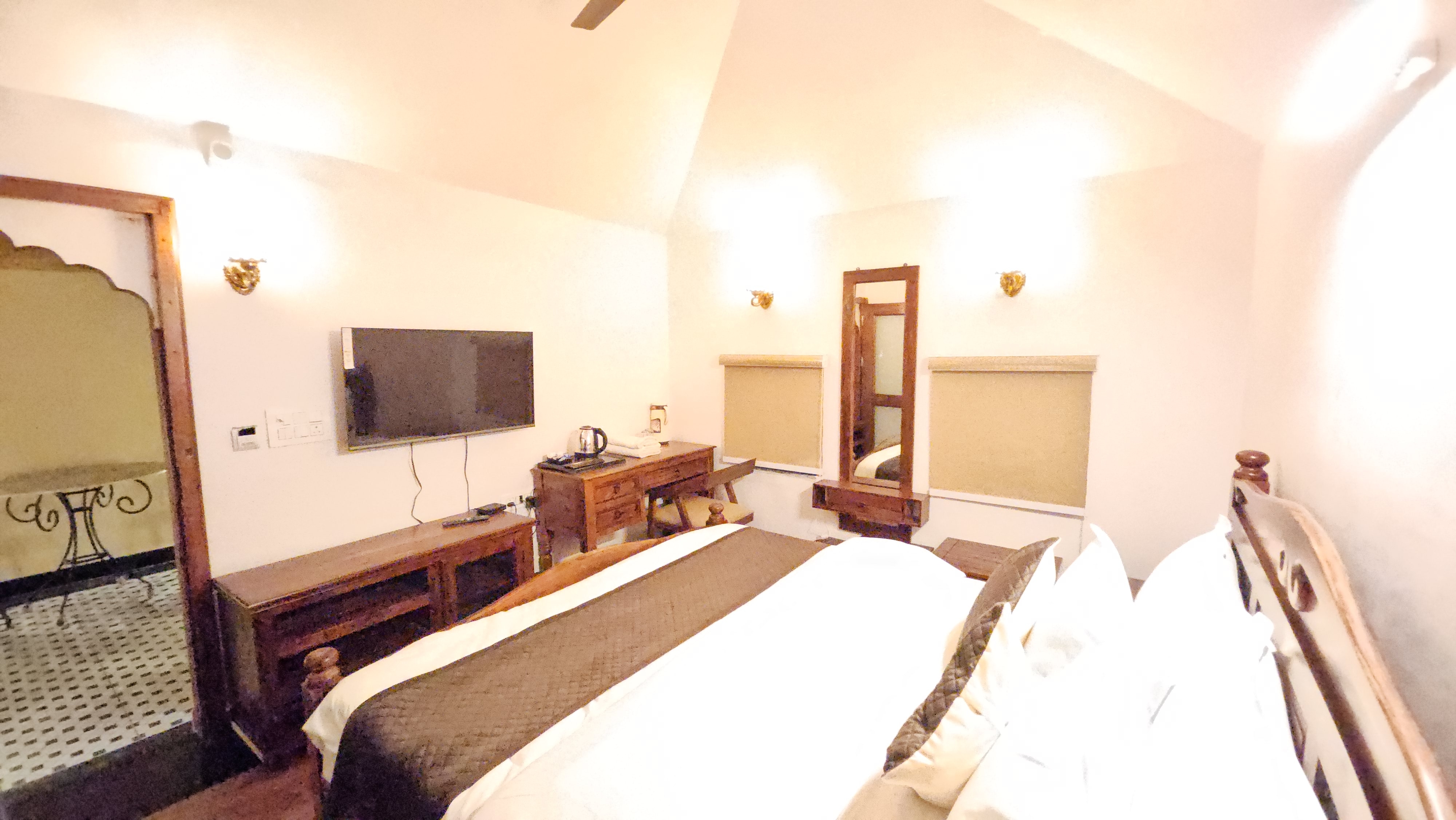 Hotel Arco Palace - Tap to explore photos