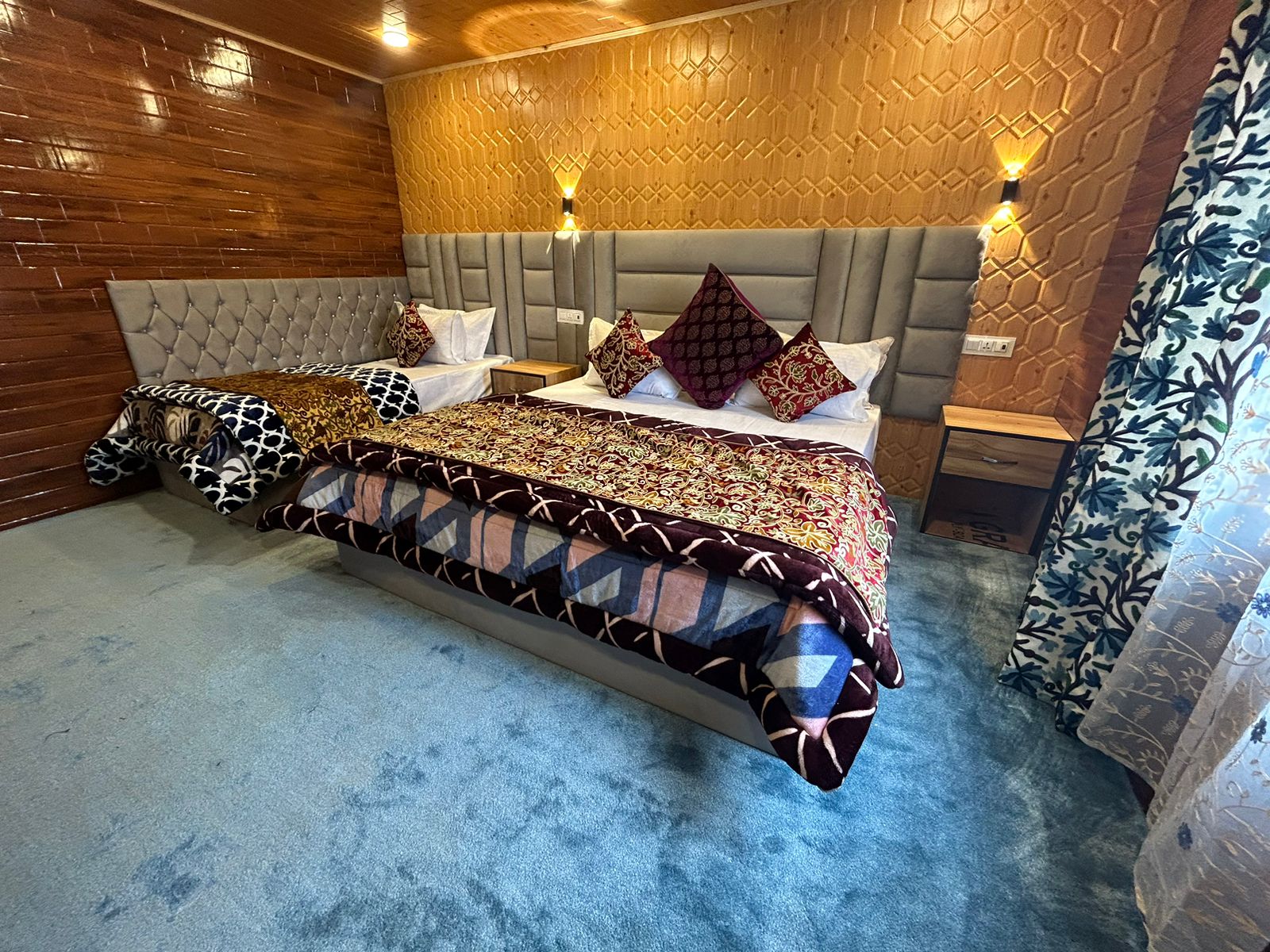 Dandoo Heritage Houseboat - Tap to explore photos