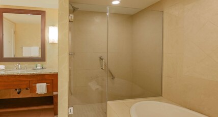 Hilton Branson Convention Center Room Type - 1 KING 1 BR CONDO BALCONY