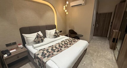 Hotel Sobti Continental Room Type - Club Room with Living Area and Work Desk
