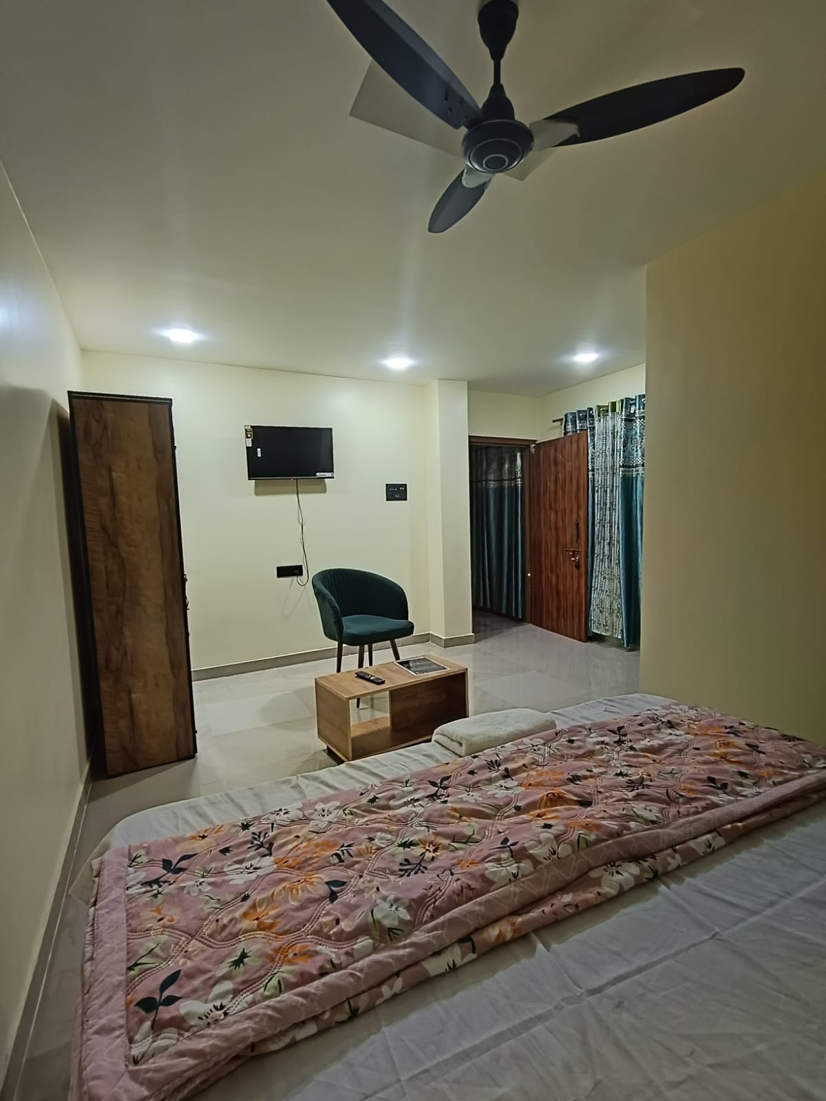 Hotel Paradise - Tap to explore photos