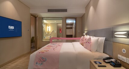 Holiday Inn Express QINGDAO INNOVATION PARK Room Type - 2 Bedroom Suite 1 King 1 Double