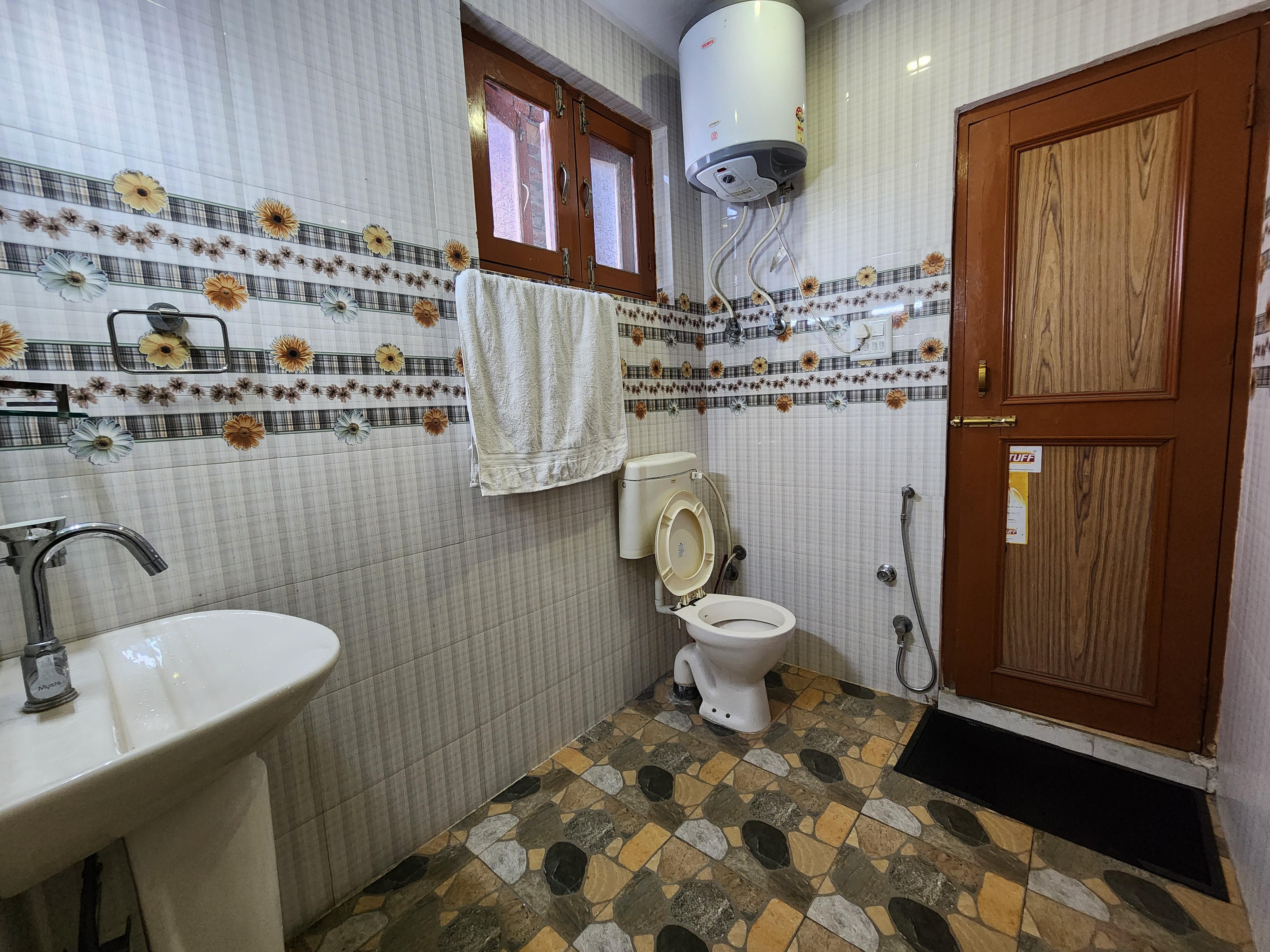 JUNAID GUEST HOUSE - Tap to explore photos