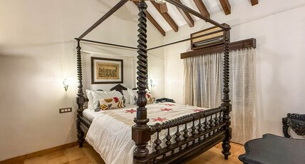 Malkin Hostel Room Type - Deluxe Double AC Room With Ensuite Bathroom