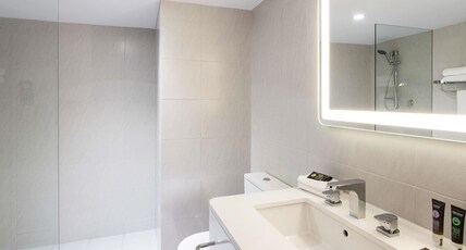 Novotel Surfers Paradise Room Type - Hinterland View, Deluxe Room, 1 King Bed