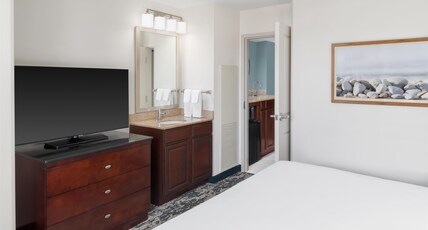 Embassy Suites Fort Myers Room Type - 1KG STE HEAR ACCESS POOLVW