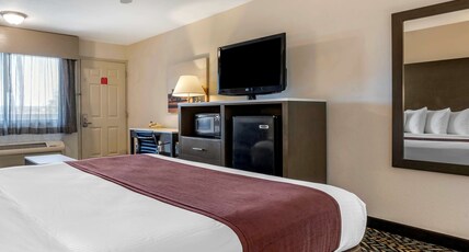 Best Western Orchard Inn Room Type - 1 King Bed, Non-Smoking, Whirlpool Tub, High Speed Internet Access, Microwave And Refrigerator, Full Best Western Orchard Inn Room Type - 1 King Bed, Non-Smoking, Whirlpool Tub, High Speed Internet Access, Microwave And Refrigerator, Full