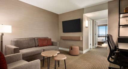 Hilton Vancouver Airport Room Type - 1 KING BED JUNIOR SUITE