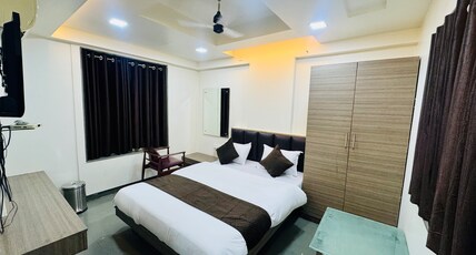 Hotel paras and lodge Room Type - Deluxe queen AC Room