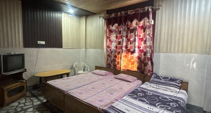 DELUXE HOTEL Room Type - Bedroom 8