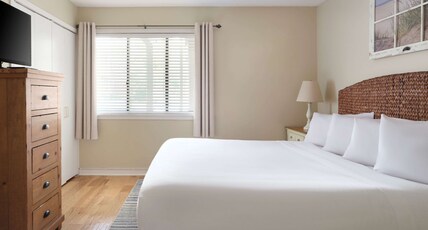 Kingston Plantation Condos by Hilton Room Type - 1 BEDROOM LAKEVIEW LODGE