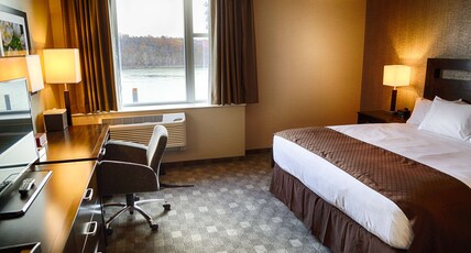 DoubleTree by Hilton Lawrenceburg Room Type - 1 KING BED RIVER VIEW