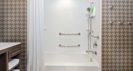 Home2 Suites by Hilton Orlando Near Universal Room Type - 1KG MOB HR ACC TUB STUDIO
