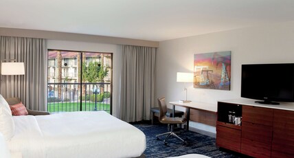 DoubleTree by Hilton Hotel Bakersfield Room Type - 1 KING POOL VIEW NONSMOK