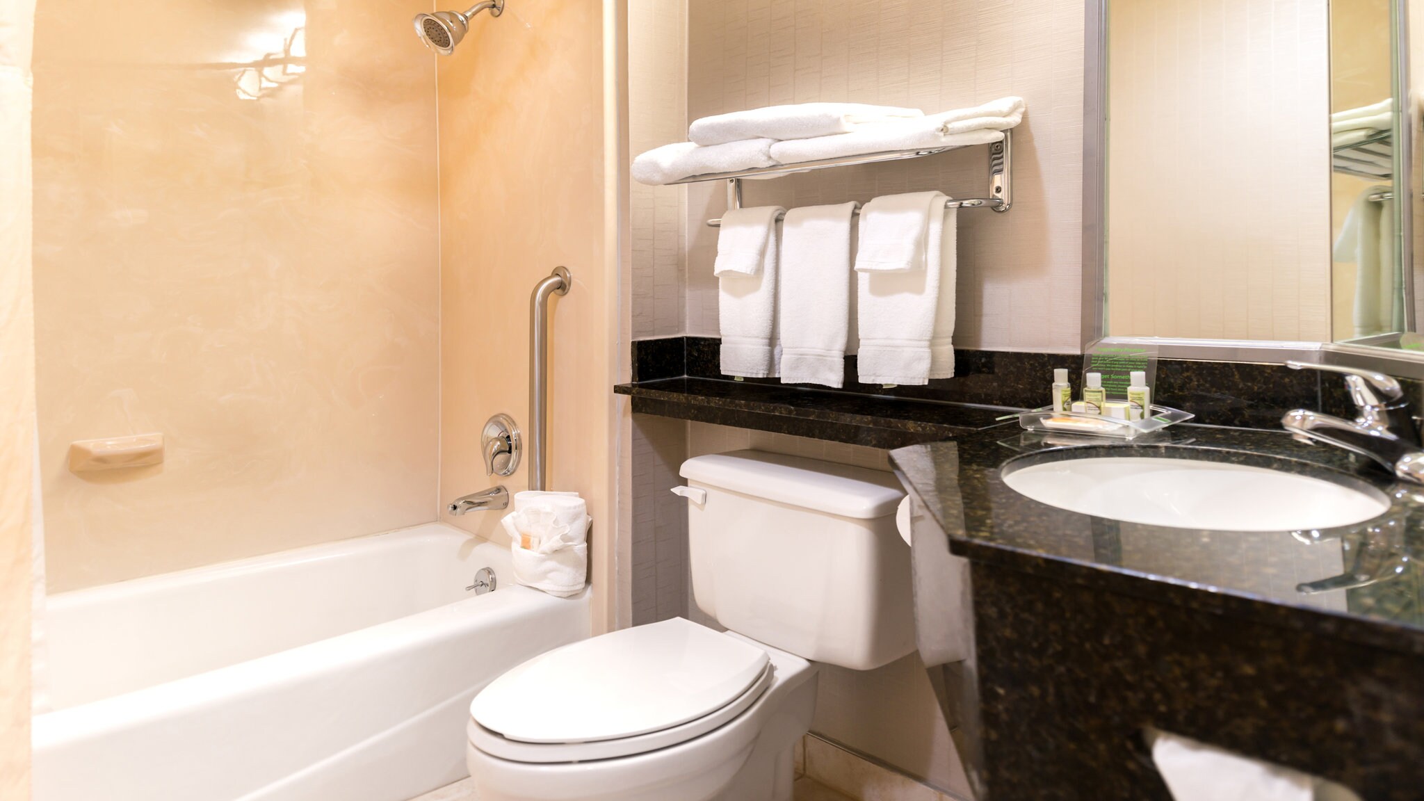 Holiday Inn Hotel & Suites WARREN - Tap to explore photos
