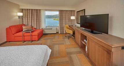 Hampton Inn & Suites by Hilton Hood River Room Type - 1 KING RVR VW W FRIDGE NS