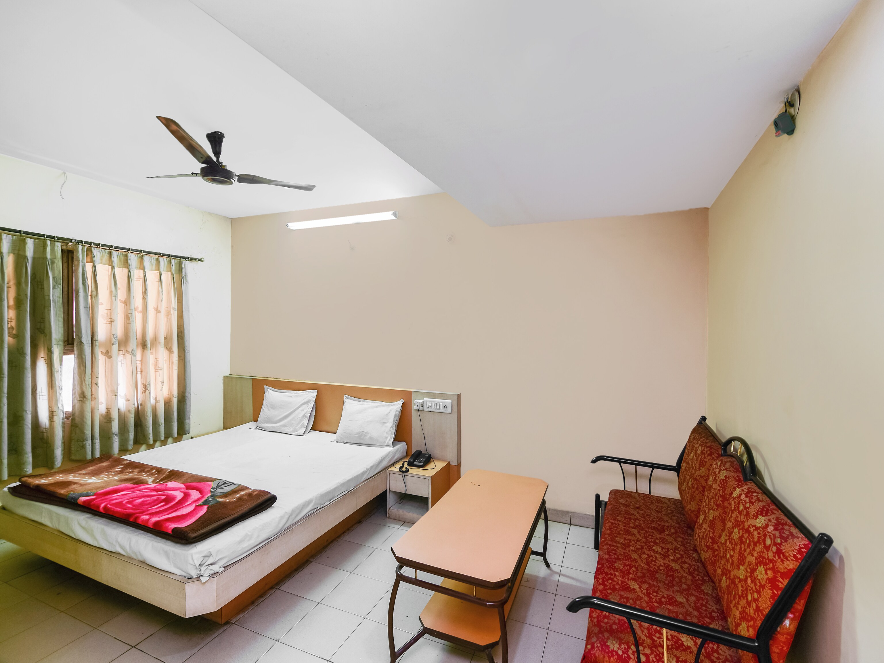 Hotel Sant Plaza - Tap to explore photos