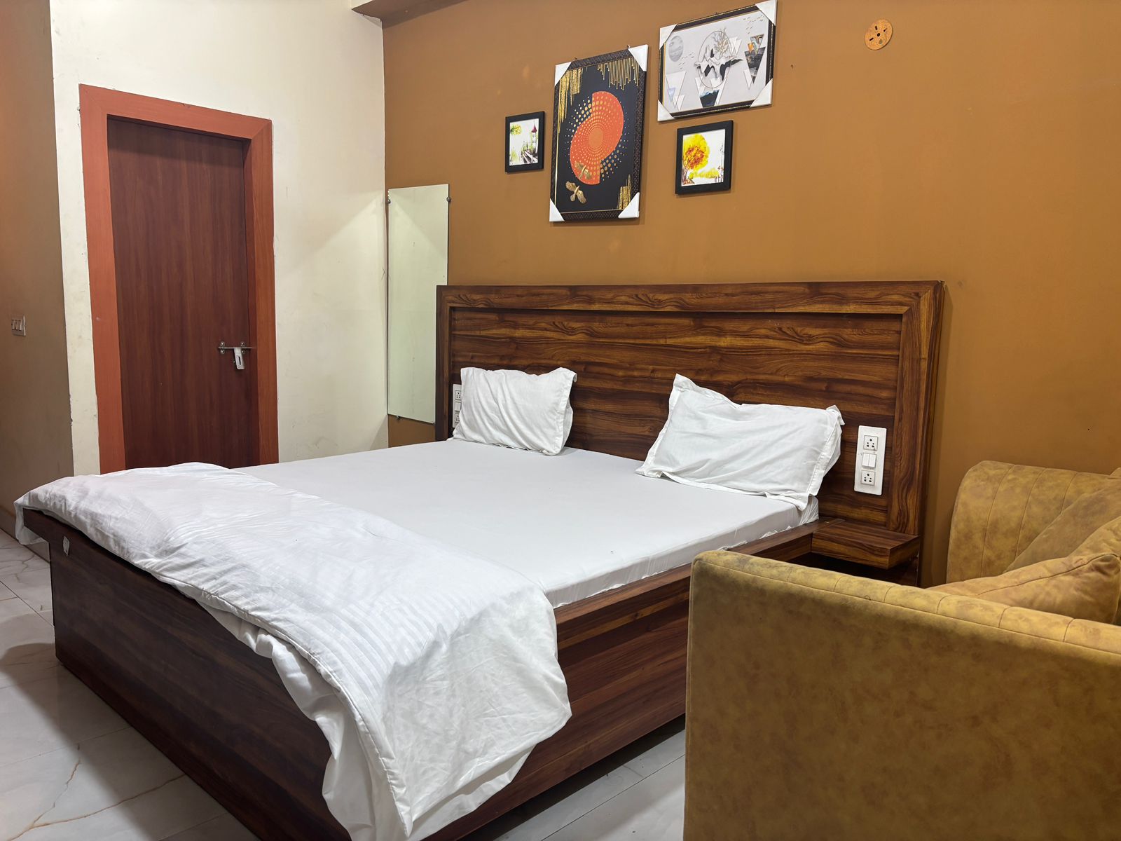 16B Galaxy Homestay - Tap to explore photos