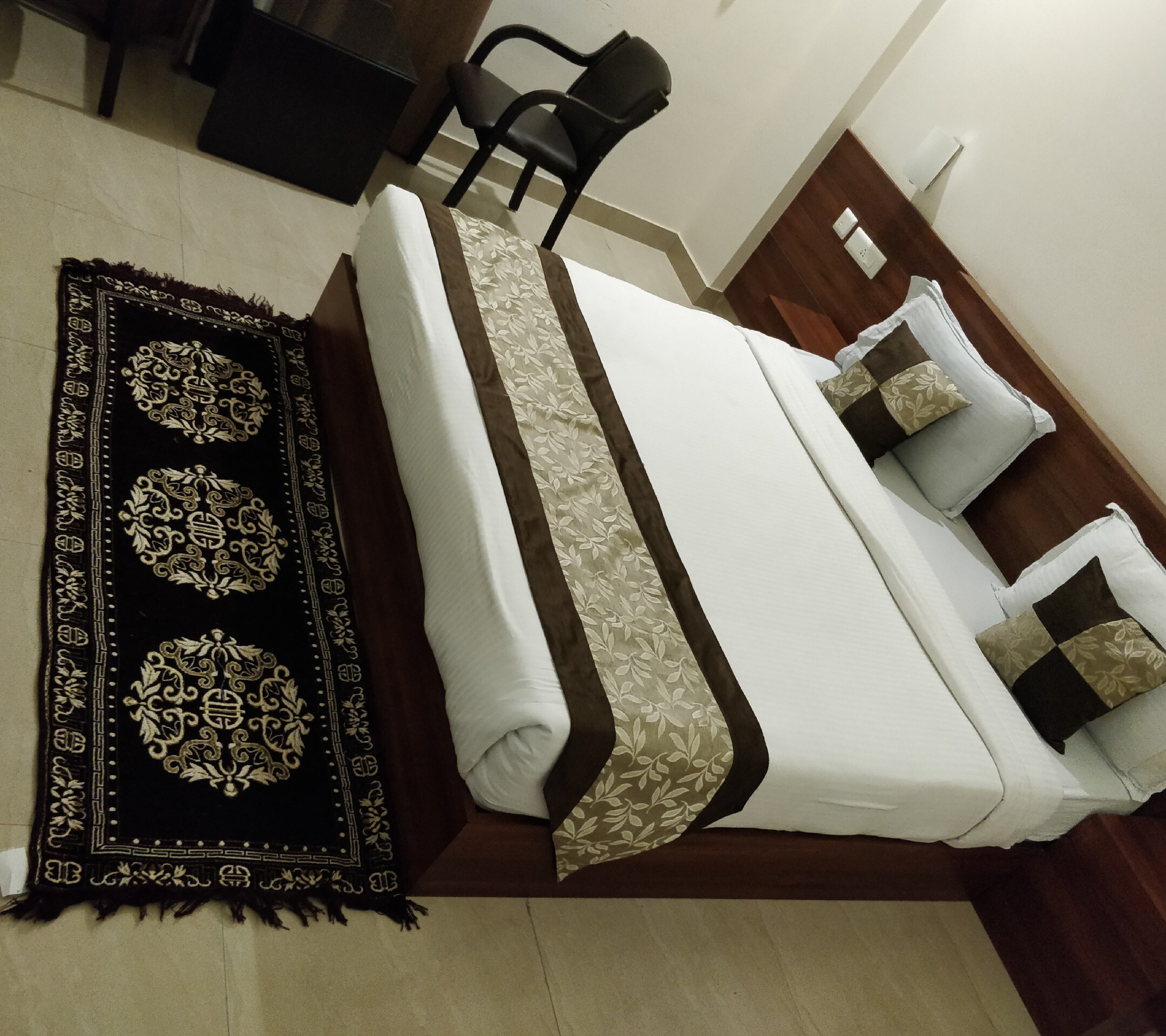 aster inn ( near taj mahal) - Tap to explore photos