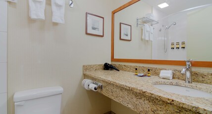 Best Western Plus Chemainus Inn Room Type - 2 Queen Beds, Non-Smoking, High Speed Internet Access, Kitchenette, Microwave And Refrigerator, Full Best Western Plus Chemainus Inn Room Type - 2 Queen Beds, Non-Smoking, High Speed Internet Access, Kitchenette, Microwave And Refrigerator, Full