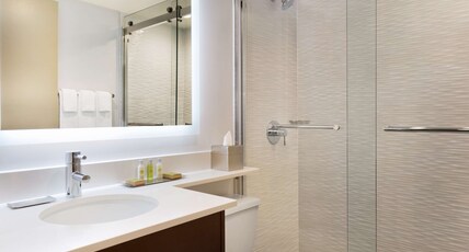 DoubleTree by Hilton Toronto Airport West Room Type - 2 QUEENS DELUXE ROOM