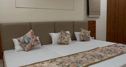 Tilak Hotel, Harda Room Type - Family Room (King Bed + Single Bed)
